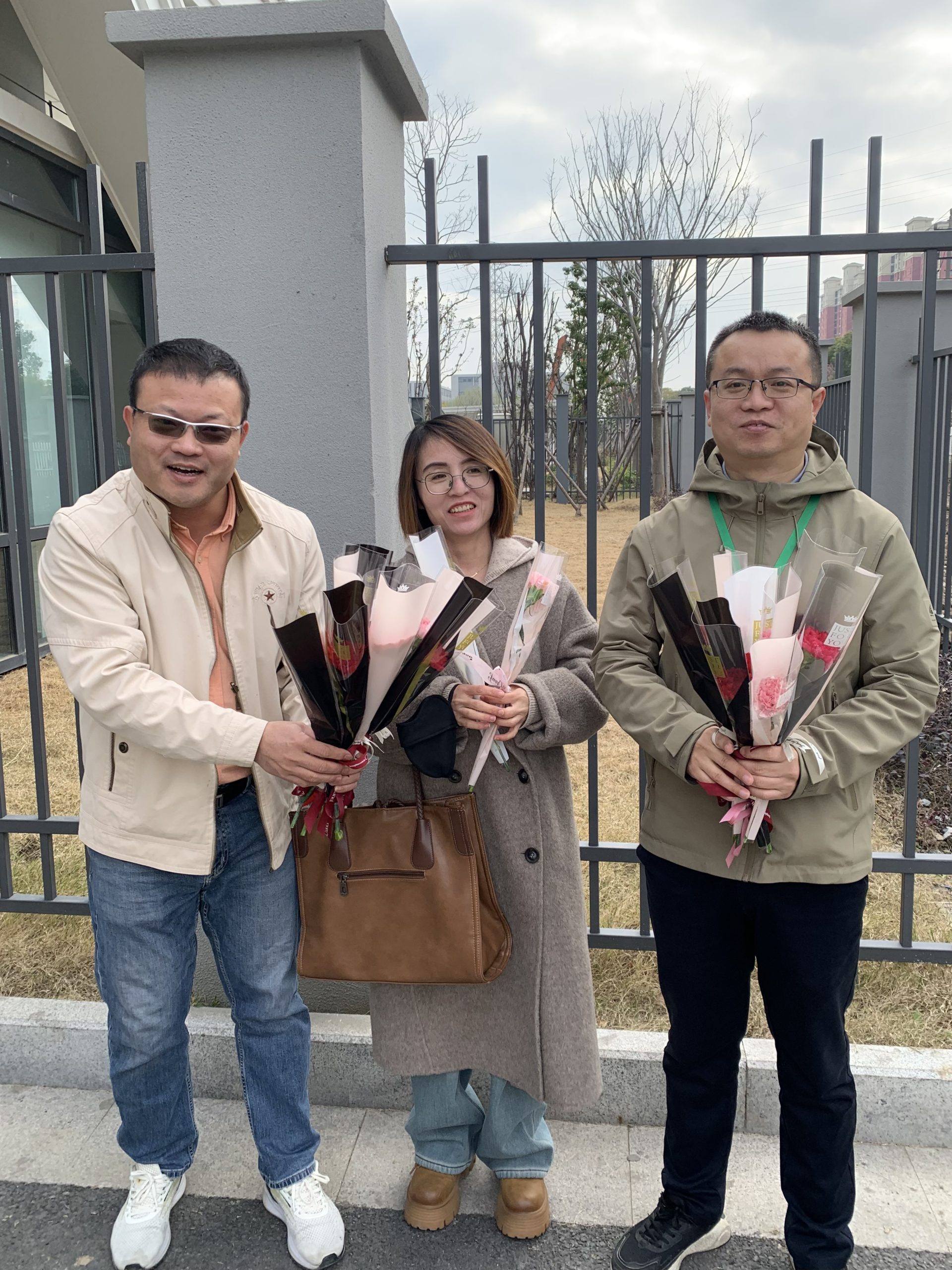 Read more about the article 春风赠芳华，花香暖人心  ——3.8妇女节暖心送花活动温情绽放